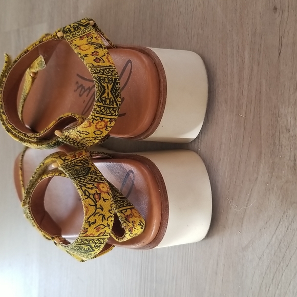 Zodiac Bria Wedge Sandal - Picture 9 of 13